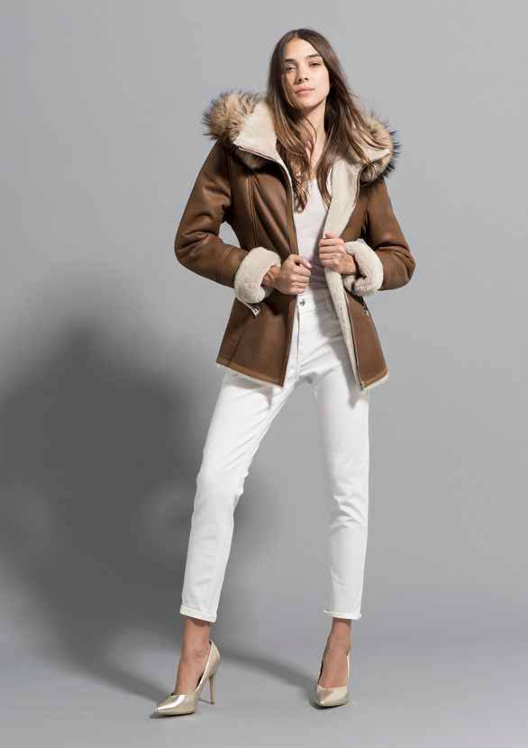 Manteau-cuir-marron-et-fourrure